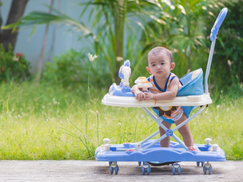 Trẻ 7 tháng ngồi xe tập đi được không? Chuyên gia giải đáp!