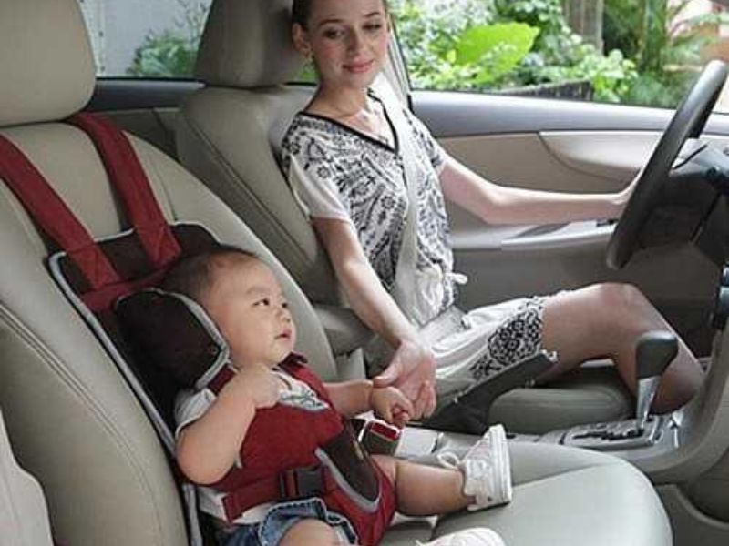 Trẻ em mấy tuổi được ngồi ghế trước ô tô